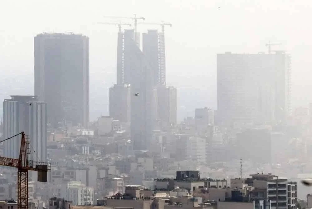 Asap menyelubungi ruang udara Teheran selepas serangan udara Israel pada 18 Jun.- AFP