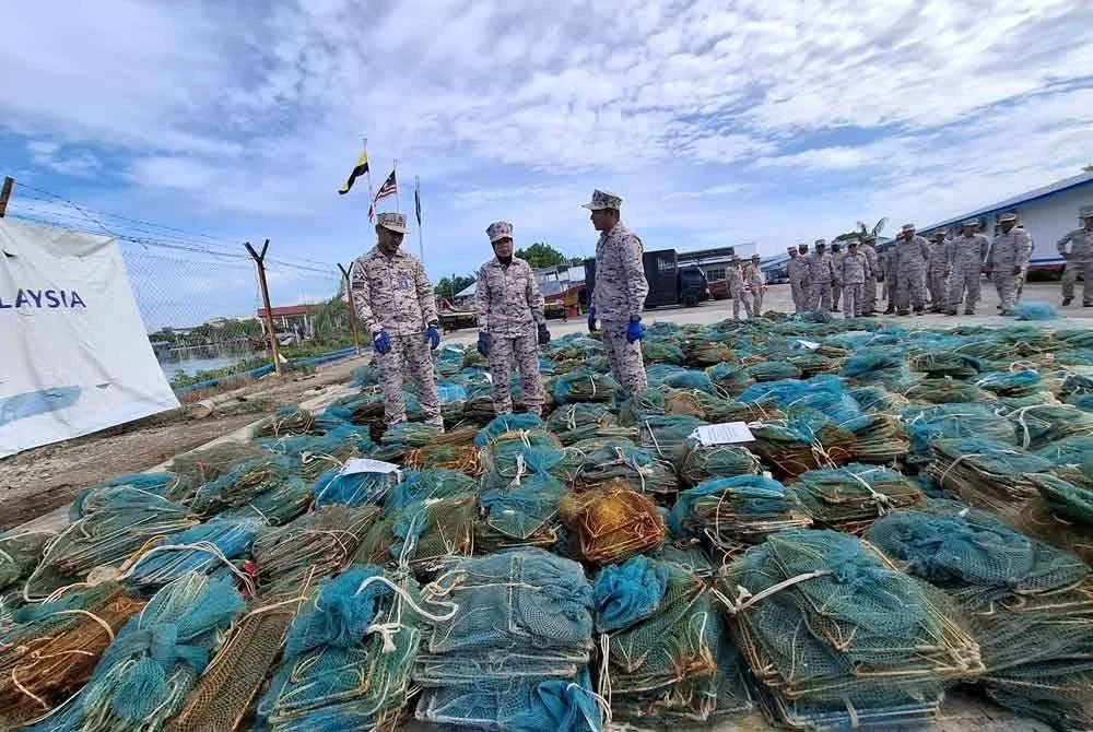 Sebanyak 1,742 bubu naga yang digunakan secara haram di sepanjang 123 kilometer perairan Kerian dan Larut Matang dilupuskan.