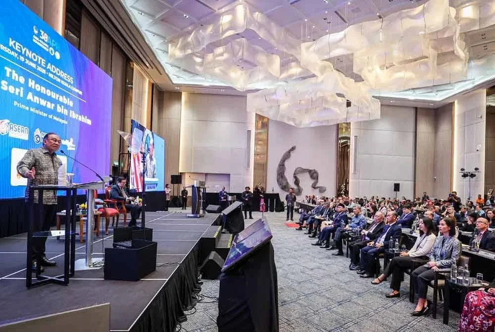 Anwar ketika menyampaikan ucaptama pada 38th Asia-Pacific Roundtable: Recalibrating Asia’s Frontiers pada Khamis.. Foto Bernama