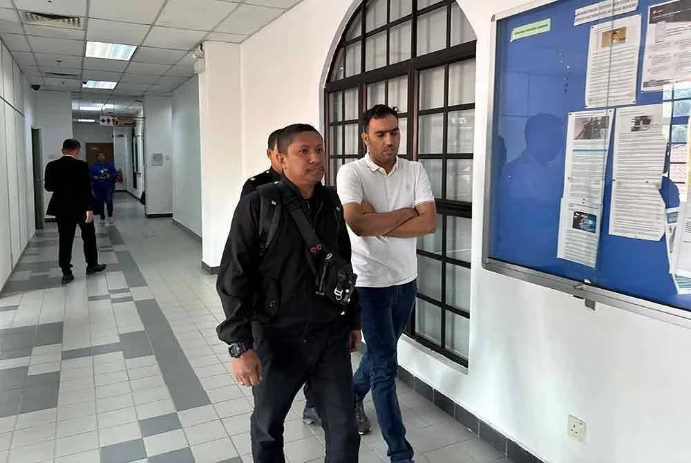 Samar (kanan) mengaku tidak bersalah atas pertuduhan memberi suapan bernilai RM680 kepada penguat kuasa MBIP, November lalu.