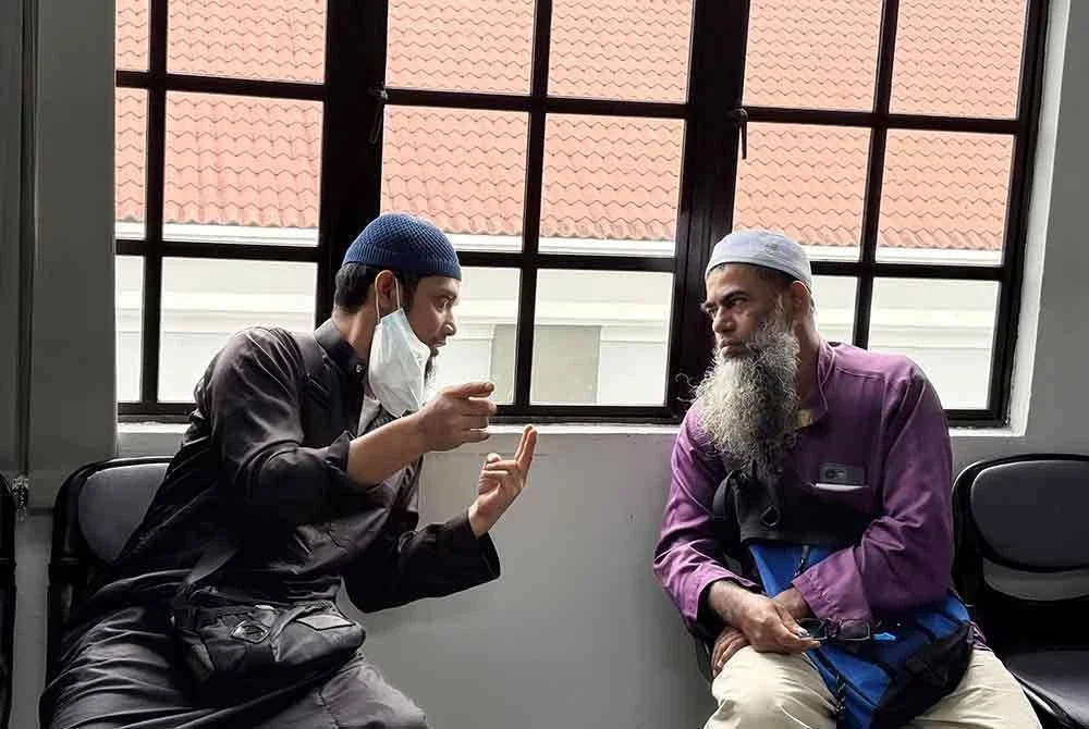 Shah Alam (kanan) mengaku tidak bersalah atas pertuduhan memberi suapan bernilai RM500 kepada penguat kuasa MBIP September lalu.