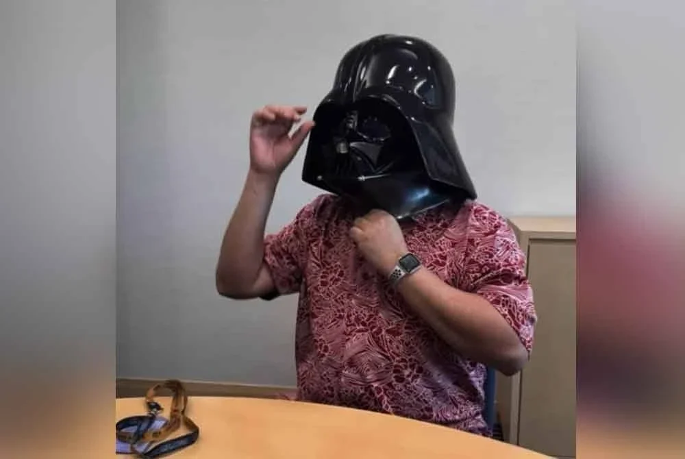 Rafizi mengenakan topi keledar watak jahat Darth Vader dalam siri Star Wars, ‘The Empire Strikes Back’.