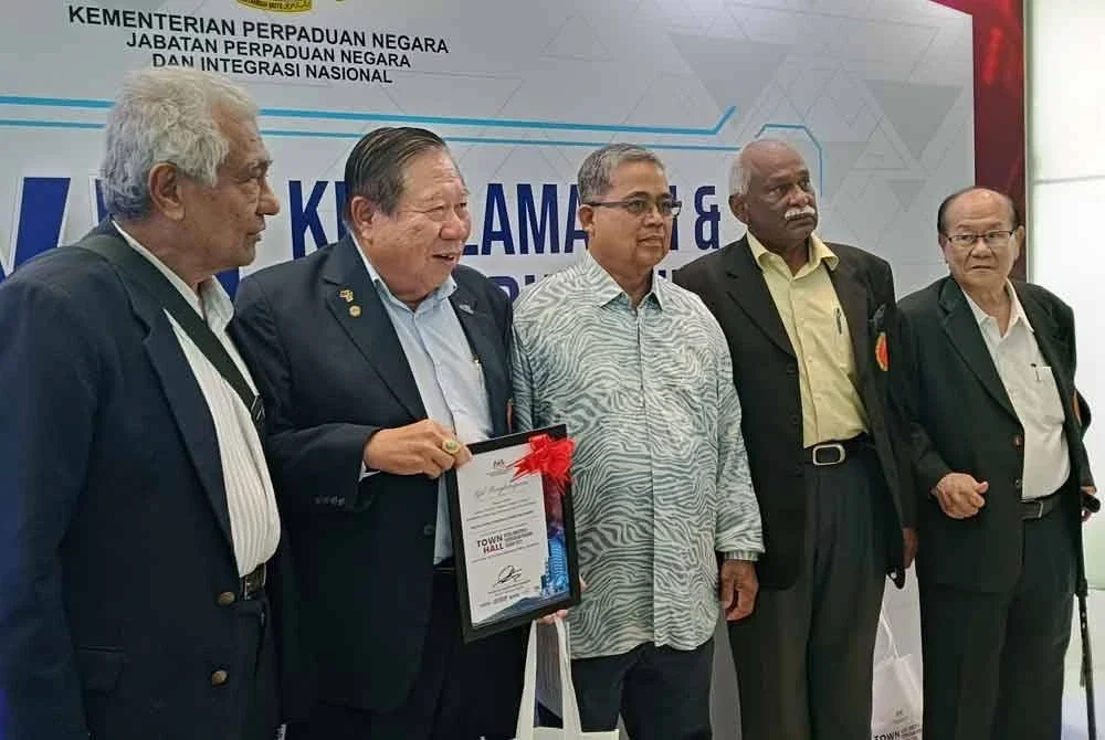 Aaron (tengah) ditemui ketika Townhall Keselamatan dan Perpaduan Negara 2025 serta pelancaran RAKAN di Pusat Konvensyen MBSA pada Khamis.