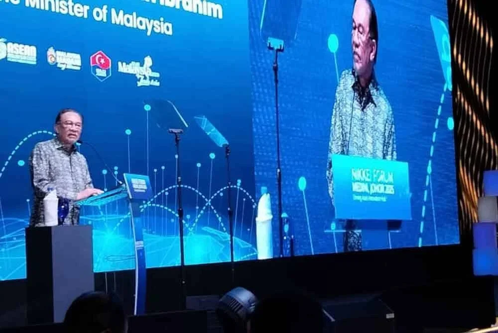 Anwar ketika berucap merasmikan Forum Nikkei di Iskandar Puteri.