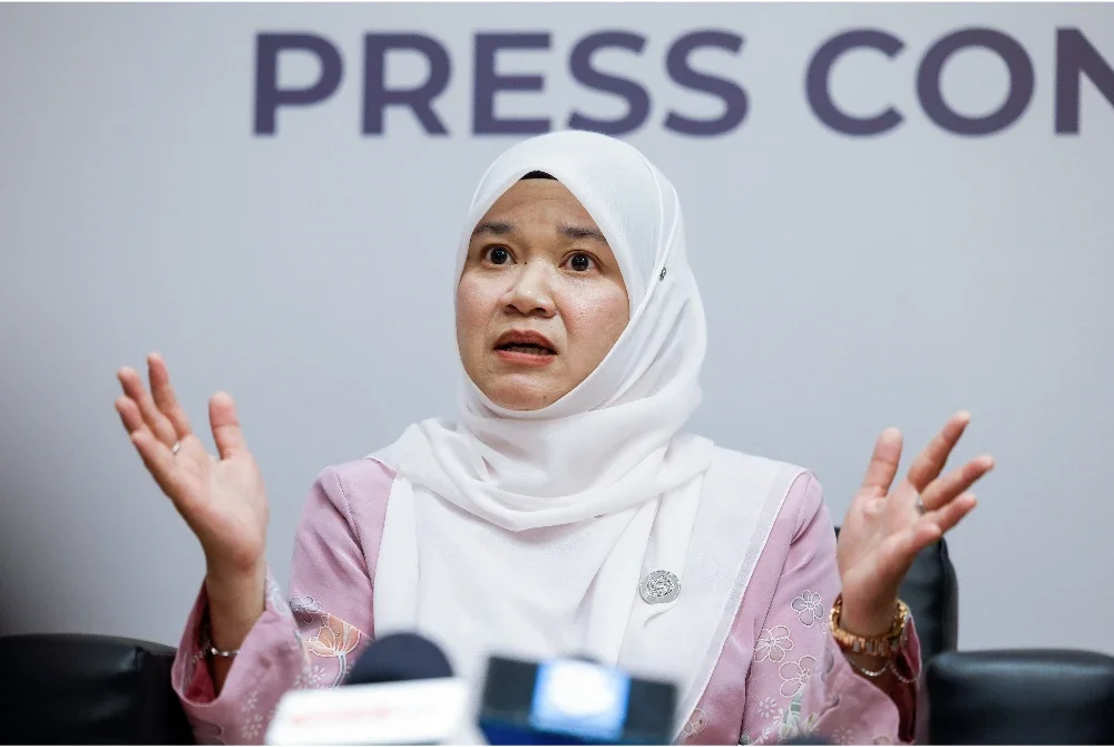 Menteri Pendidikan, Fadhlina Sidek, semasa sidang akhbar selepas Persidangan Meja Bulat Menteri Pendidikan dan Menteri Pendidikan Tinggi ASEAN (#EduRoundtables2025) di sini pada Khamis. - Foto Bernama