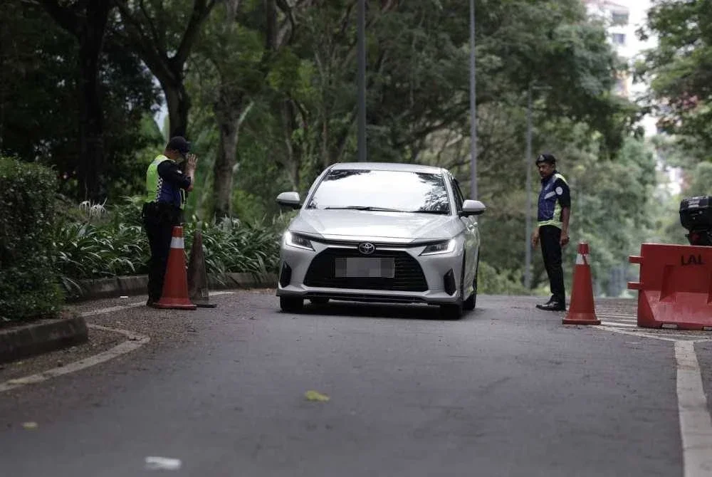 Keadaan di sekitar kediaman Tan Sri pada Khamis.