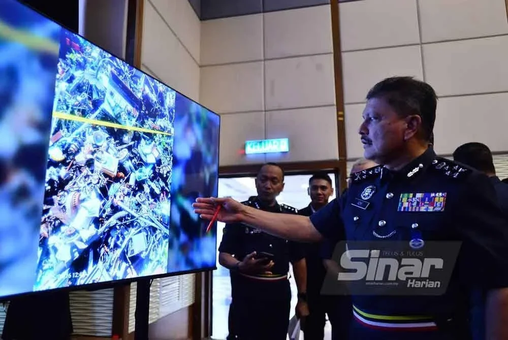 Azmi menunjukkan rampasan yang dihasilan menerusi serbuan dijalankan. FOTO SINAR HARIAN/ ASRIL ASWANDI SHUKOR