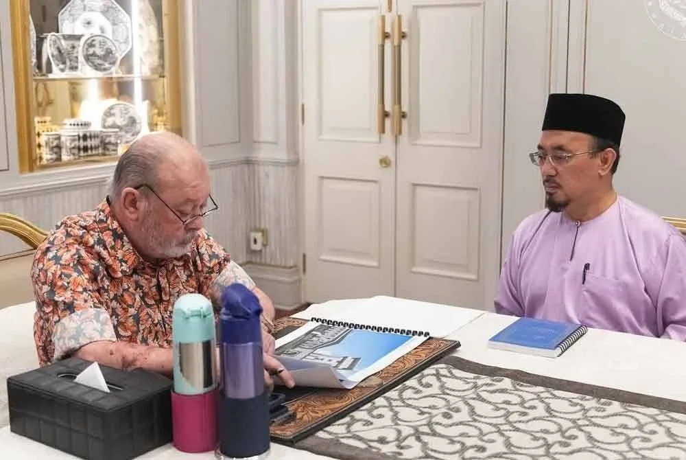 Sultan Ibrahim dipersembahkan taklimat berhubung perkembangan terkini pembinaan Masjid Tunku Laksamana Abdul Jalil yang disampaikan Yahya di Istana Pasir Pelangi pada Khamis.