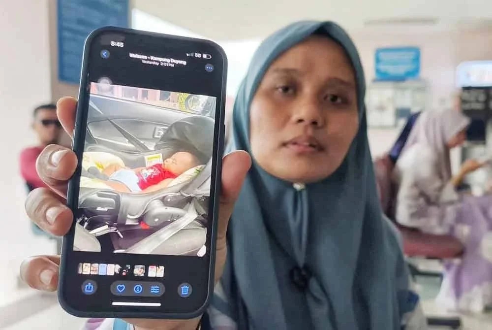 Azura menunjukkan gambar bayinya, Muhammad Danial Nuruleffendy yang maut akibat lemas.