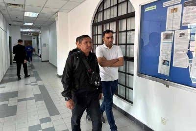 Samar (kanan) mengaku tidak bersalah atas pertuduhan memberi suapan bernilai RM680 kepada penguat kuasa MBIP, November lalu.