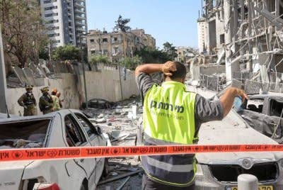 Pasukan kecemasan Israel bertugas di lokasi serangan peluru berpandu Iran di Ramat Gan, dekat Tel Aviv. AFP