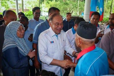 Anwar merangkap Presiden PKR beramah mesra bersama perwakilan yang hadir pada Seminar Pemantapan Organisasi dan Pertemuan Bersama Presiden Keadilan, hari ini. Foto Bernama