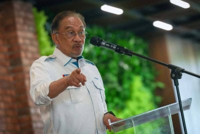 Anwar Ibrahim menyampaikan ucapan pada Seminar Pemantapan Organisasi dan Pertemuan Bersama Presiden Keadilan pada Khamis. Foto Bernama