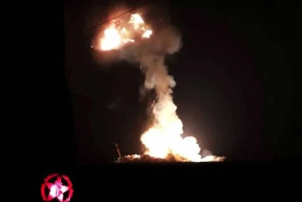 Rakaman video memaparkan detik kemusnahan itu dengan menunjukkan letupan berlaku berhampiran muncung roket beberapa saat sebelum bola api besar meletup ke langit malam dengan serpihan bertaburan di sekitar kemudahan itu. - Foto x @TheRocketFuture