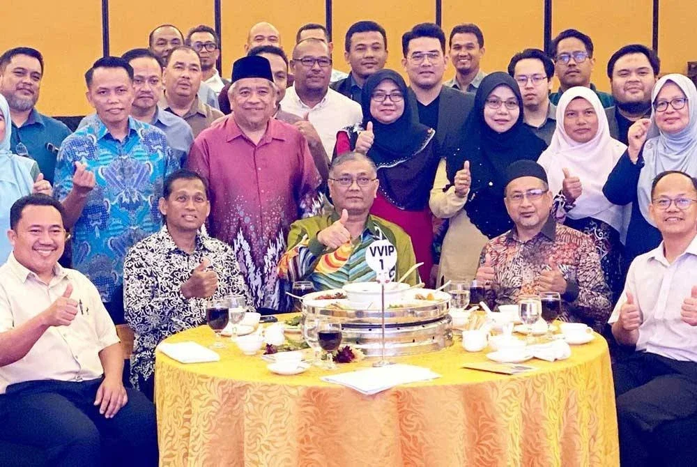 Shamsul Anuar (duduk, tengah) bersama wakil AADK, Pemadam dan NGO semasa Lawatan Kerja Rasmi ke Kelantan pada Khamis.