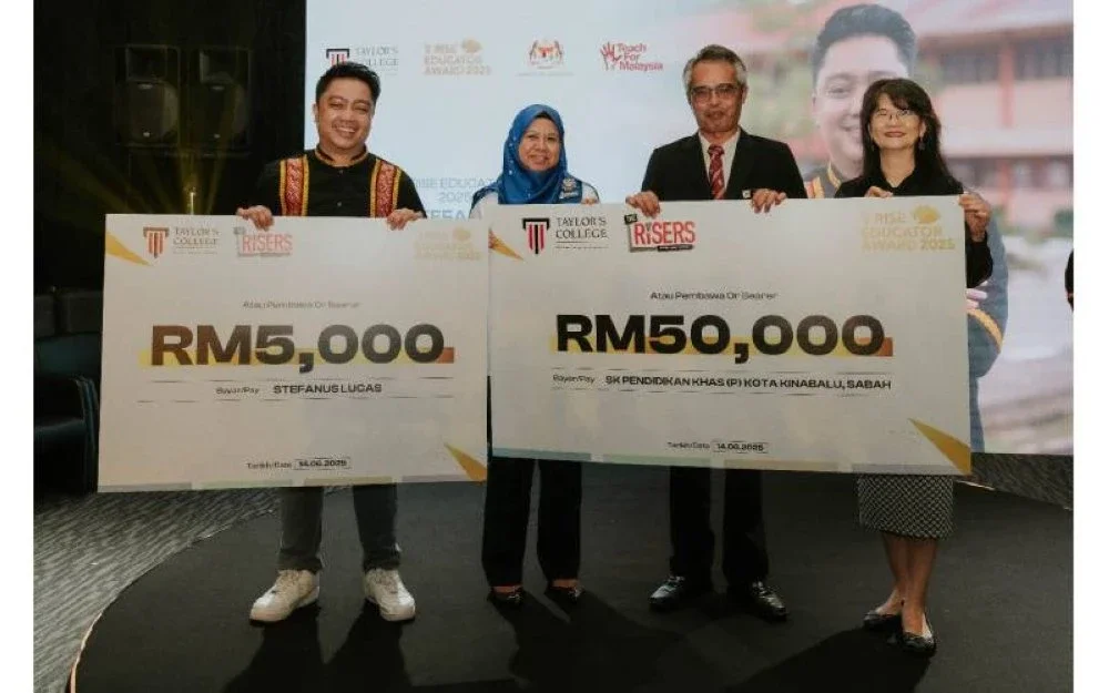 Stefanus Lucas (kiri) dari SK Pendidikan Khas (P) Kota Kinabalu menerima RISE Educator Award 2025 anjuran Taylor’s College bersama wang tunai berjumlah RM5,000, manakala sekolahnya menerima RM50,000 bagi projek pendidikan muzik. Turut kelihatan, Fadzliaton (dua kiri), Guru Besar sekolah berkenaan, Muhammad Hamka Eallie (tiga, kiri) dan Josephine (kanan).