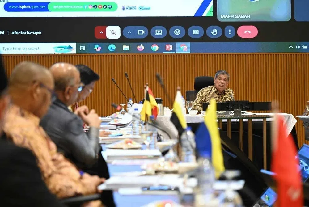 Menteri KPKM, Datuk Seri Mohamad Sabu mempengerusikan Mesyuarat Bilangan 1 Tahun 2025 bersama Exco-Exco Pertanian Negeri pada Khamis.