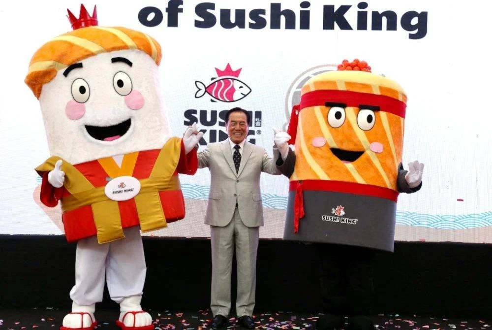 FUMIHIKO KONISHI bersama maskot Sushi King pada majlis sambutan 30 tahun restoran itu di Putrajaya baru-baru ini. 