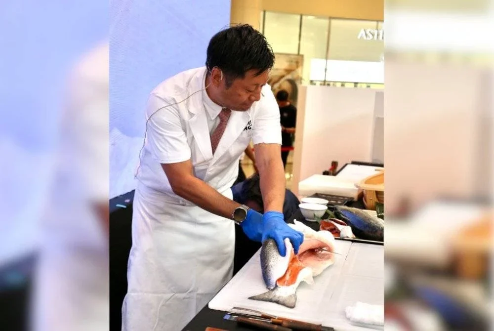 KETUA Cef Sushi King, Takeshi Torita semasa menunjukkan demonstrasi memotong ikan salmon.