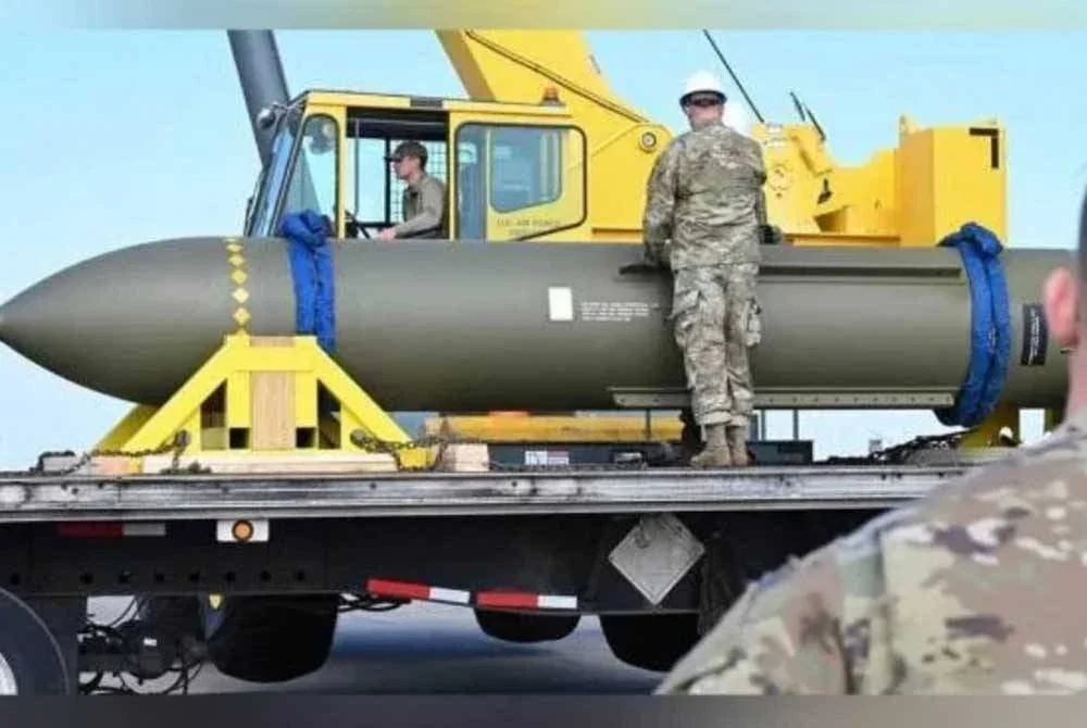 Dalam foto yang dikeluarkan oleh Tentera Udara Amerika Syarikat pada 2 Mei 2023 ini, anggota tentera udara dilihat memerhati bom GBU-57, atau dikenali sebagai Massive Ordnance Penetrator, di Pangkalan Udara Whiteman di Missouri. - Gambar AP