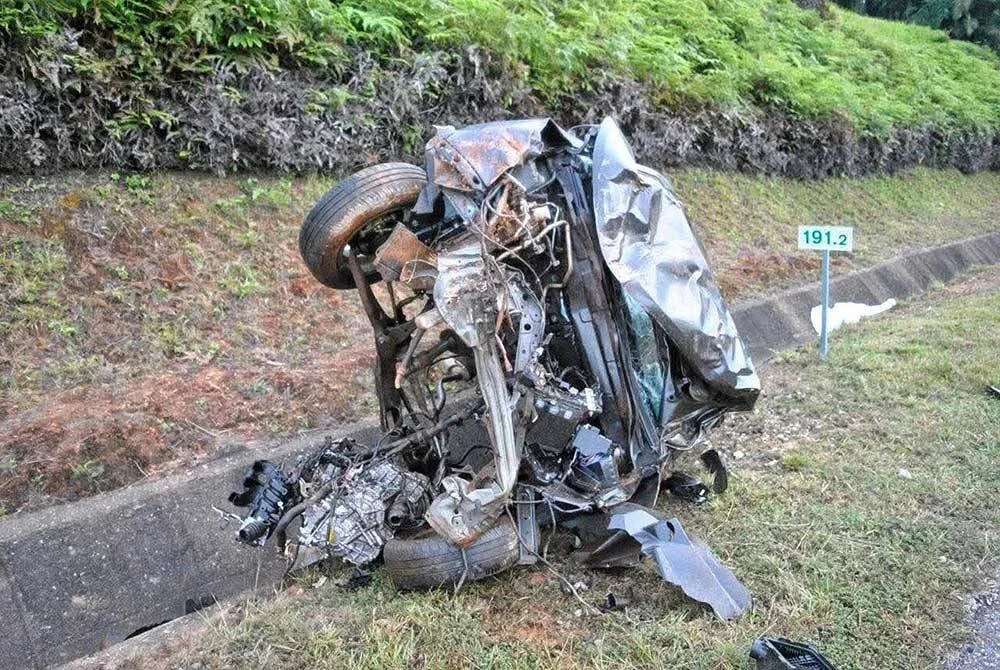 Keadaan kenderaan Perodua Axia rosak teruk di bahagian depan selepas terbabas di KM 191.2 LPT menghala ke Kuantan. Foto Polis Trafik Kuantan