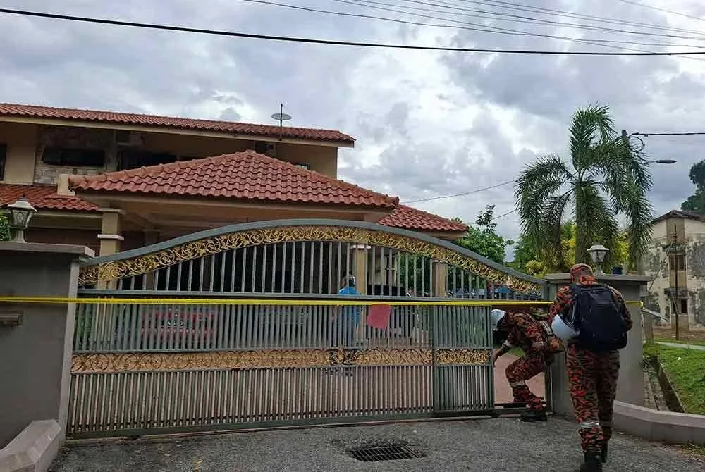 Anggota Forensik Jabatan Bomba dan Penyelamat Malaysia (JBPM) Perak melakukan siasatan lanjut di lokasi kejadian.