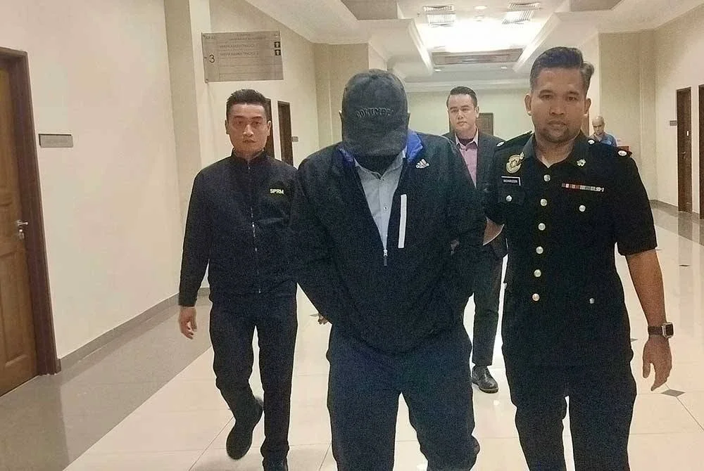 Hasbullah diiringi pegawai SPRM keluar dari Mahkamah Tinggi Kuantan pada Jumaat selepas mahkamah menolak rayuan dan mengekalkan hukuman dihadapi setelah disabitkan bersalah atas tuduhan rasuah pada 2023.