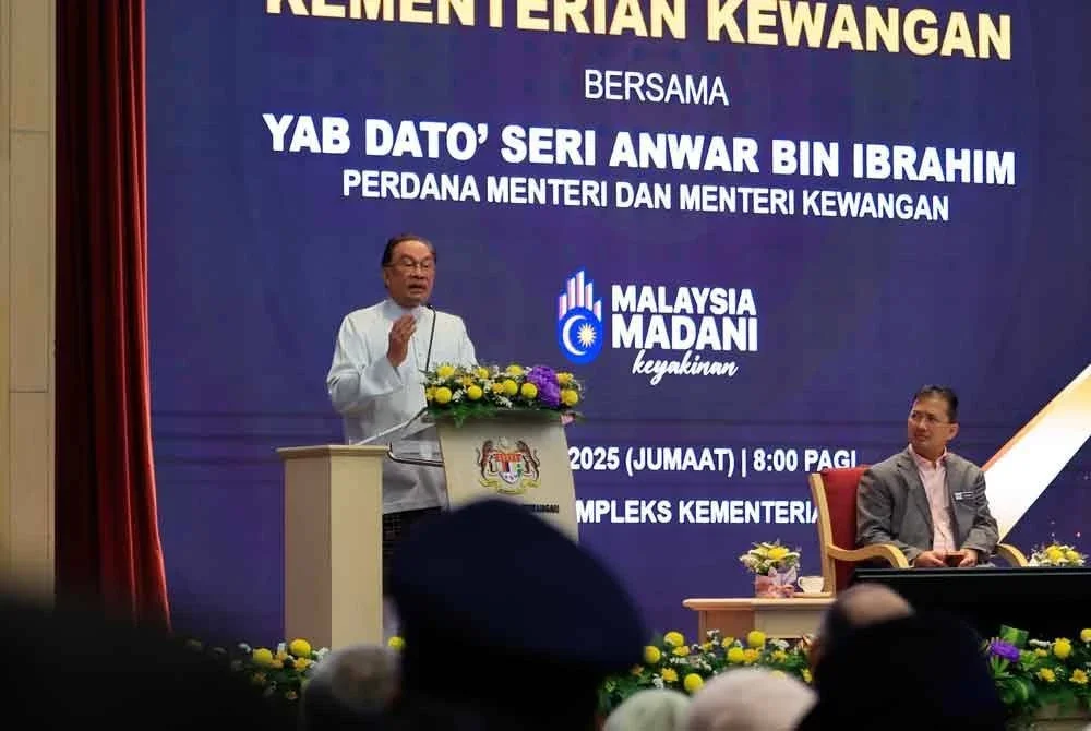 Perdana Menteri merangkap Menteri Kewangan Datuk Seri Anwar Ibrahim menyampaikan ucapan pada Perhimpunan Kementerian Kewangan di Kementerian Kewangan hari ini. Foto Bernama