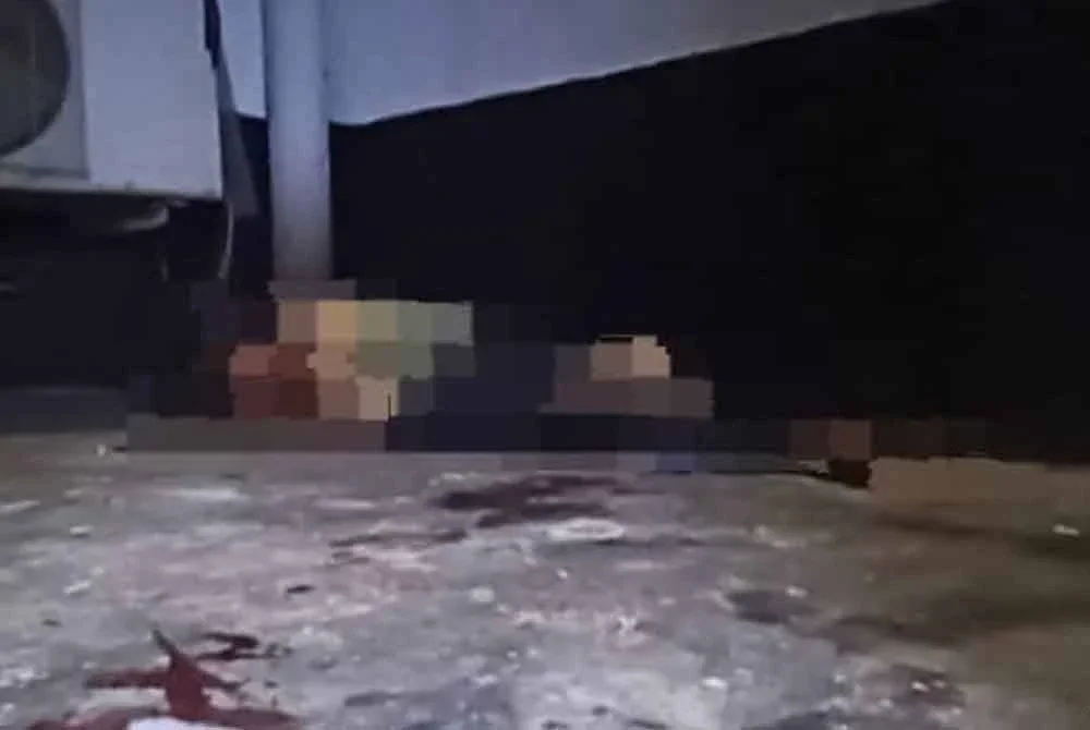 Mangsa didapati terjatuh ke ruang balkoni belakang di bahagian pemampat pendingin hawa. - Foto: Bomba Perak