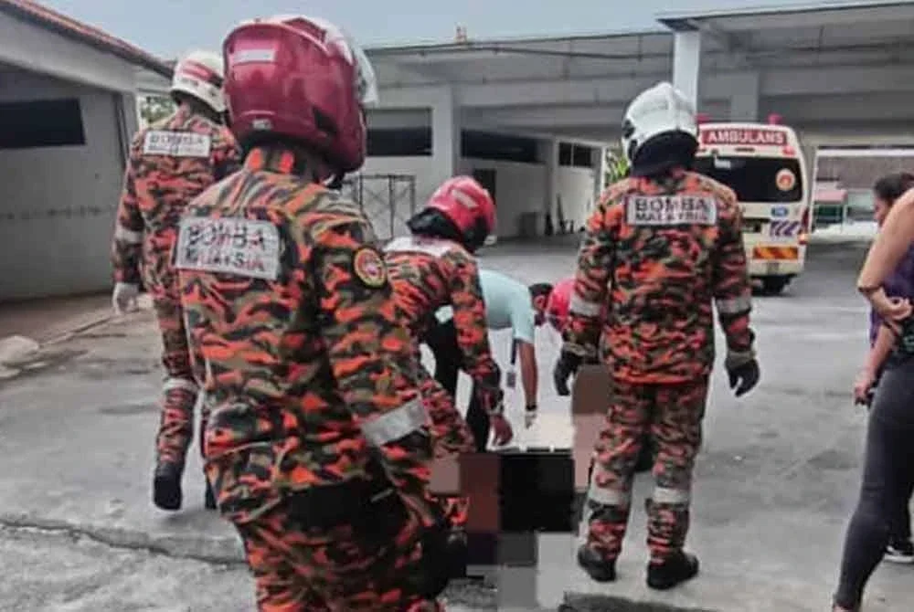 Anggota bomba menyerahkan mangsa kepada petugas perubatan Kementerian Kesihatan Malaysia (KKM) yang berada di lokasi. - Foto: Bomba Perak