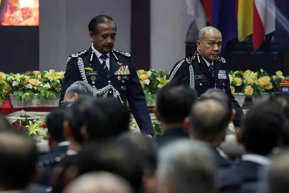 Razarudin (kiri) bersama Mohd Khalid semasa Majlis Serah Terima Tugas Ketua Polis Negara di Pulapol, Kuala Lumpur pada Jumaat.