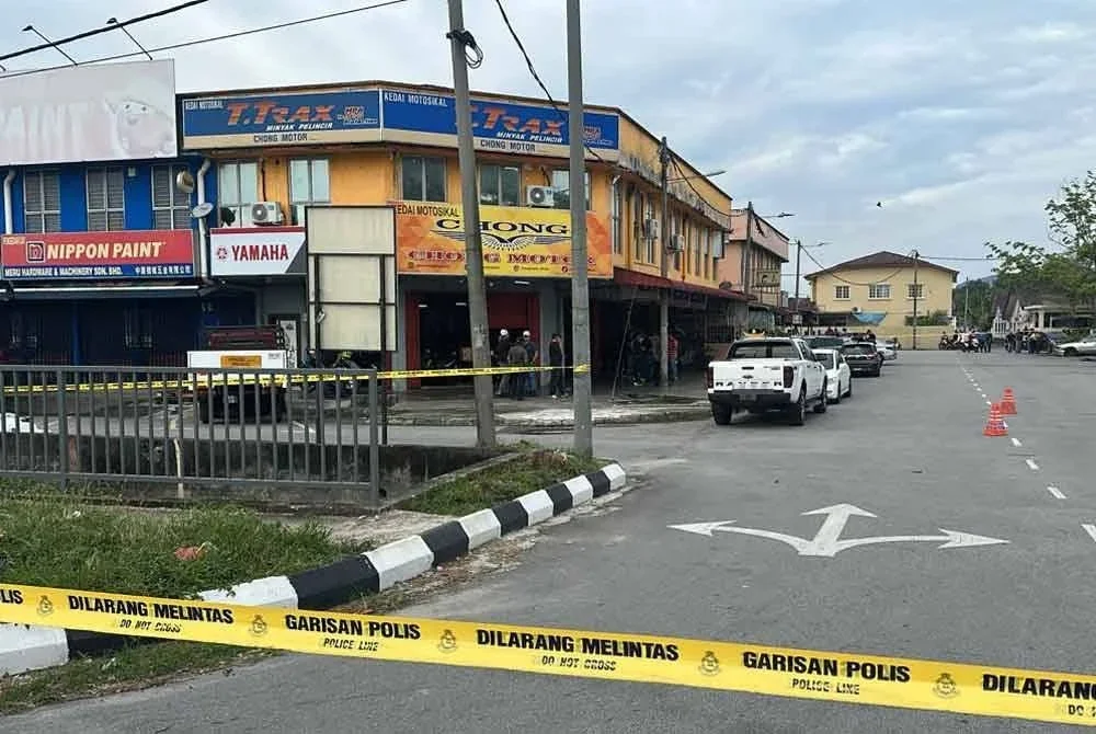 Keadaan lokasi satu kejadian tembak yang berlaku di Lorong Mahang 1, Taman Meru Utama, Meru, di Klang, pada Jumaat.