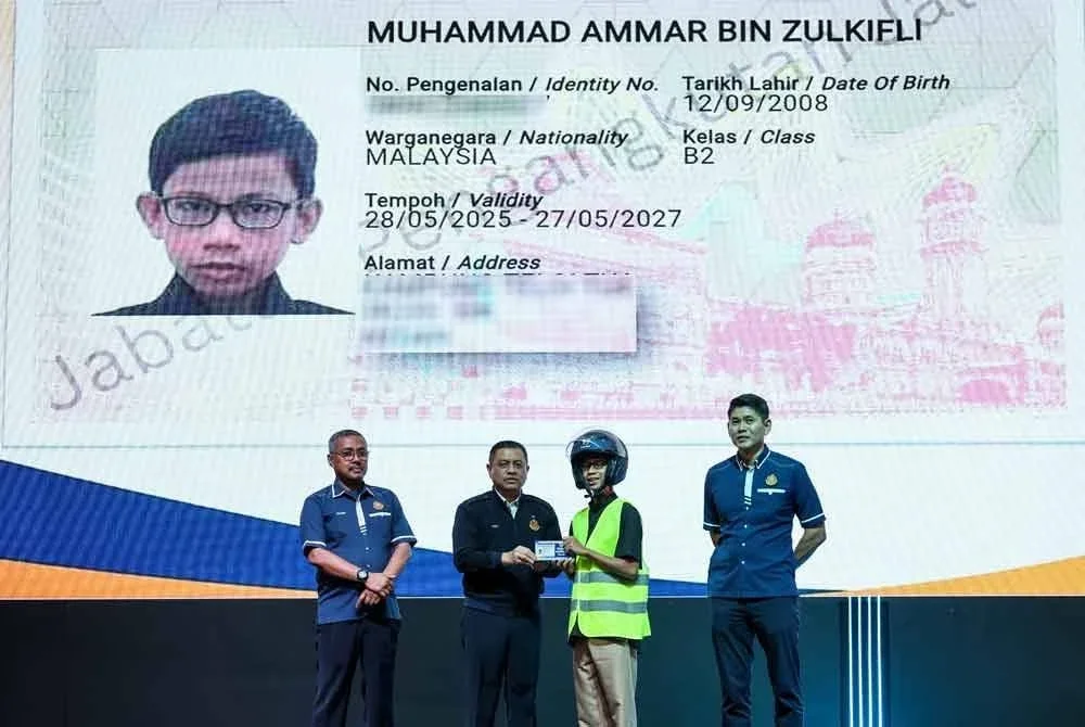 Aedy Fadli (dua, kiri) menyampaikan lesen memandu kepada Muhammad Ammar Zulkifli (dua dari kanan) pada Majlis Penyerahan Lesen Memandu Program MyLesen (B2) Peringkat Negeri Pulau Pinang 2025 hari ini. - Foto: Bernama