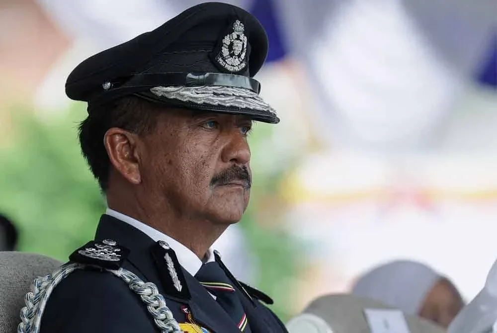 Razarudin semasa Majlis Perbarisan Persaraan dan Paluan Berundur sempena persaraan beliau di Pusat Latihan Polis pada Jumaat. Foto Bernama