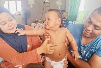 Nur Shahira (kiri) bersama suami, Mohd Kharil Izuan dan bayi mereka, Muhammad Yusuf Rizqi yang akan menjalani pembedahan pada Oktober depan.