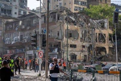 Pasukan keselamatan dan penyelamat berada di lokasi hentaman peluru berpandu balistik di Ramat Gan pada 19 Jun 2025, selepas Iran melancarkan serangan subuh yang menggegarkan kawasan bandar berhampiran Tel Aviv. Foto Agensi