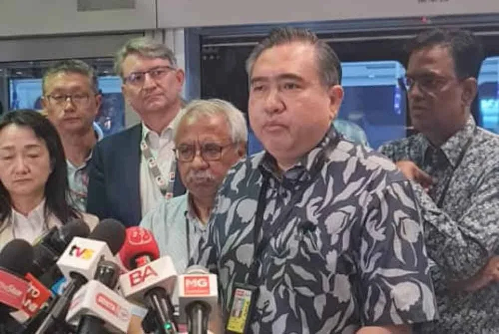 Anthony Loke pada sidang akhbar selepas meninjau operasi Aerotrain di KLIA pada Sabtu.