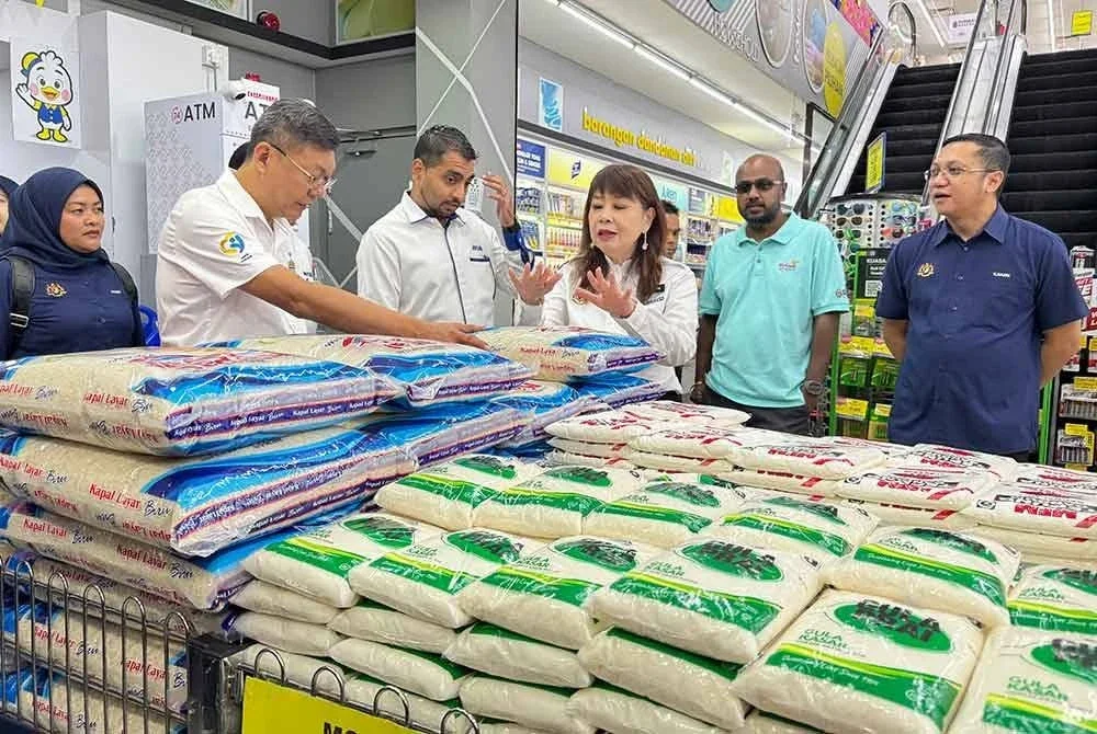 Hui Ting (tiga dari kanan) bertanya mengenai pemberian SARA ketika hadir ke Program SARA Kementerian Kewangan di Pasar Raya Mydin George Town pada Sabtu.