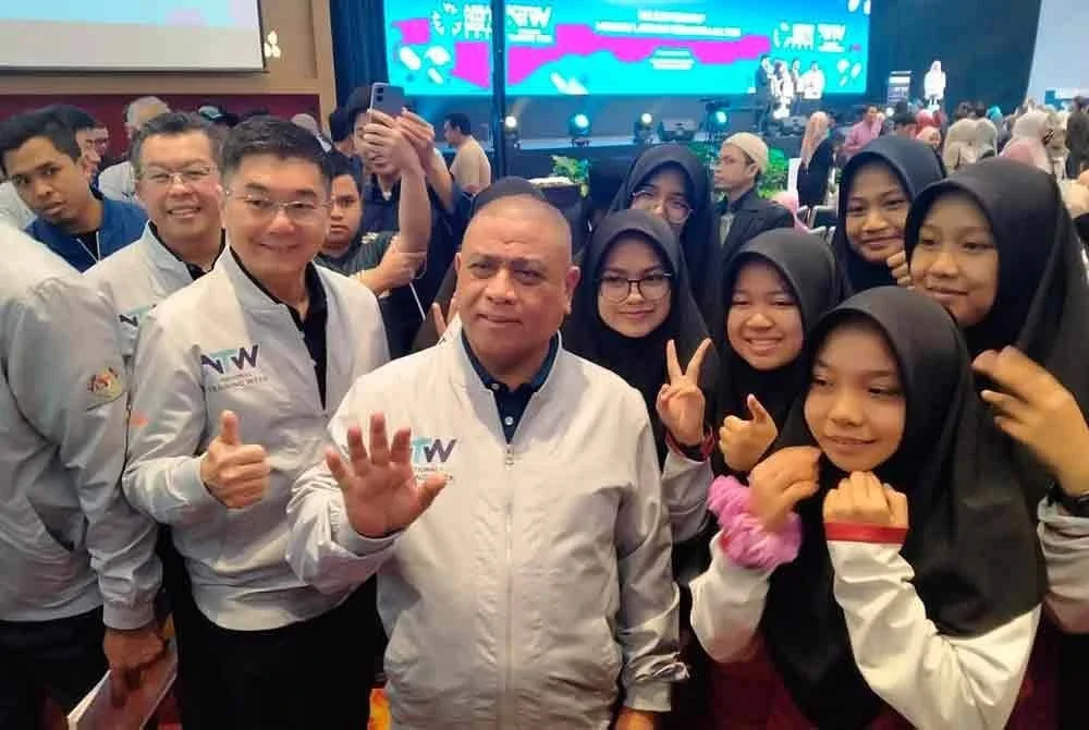 Saarani (tiga dari kiri) bersama pengunjung yang hadir ke Majlis Penutup Minggu Latihan Kebangsaan 2025 di Pusat Konvensyen Ipoh di Ipoh pada Sabtu.