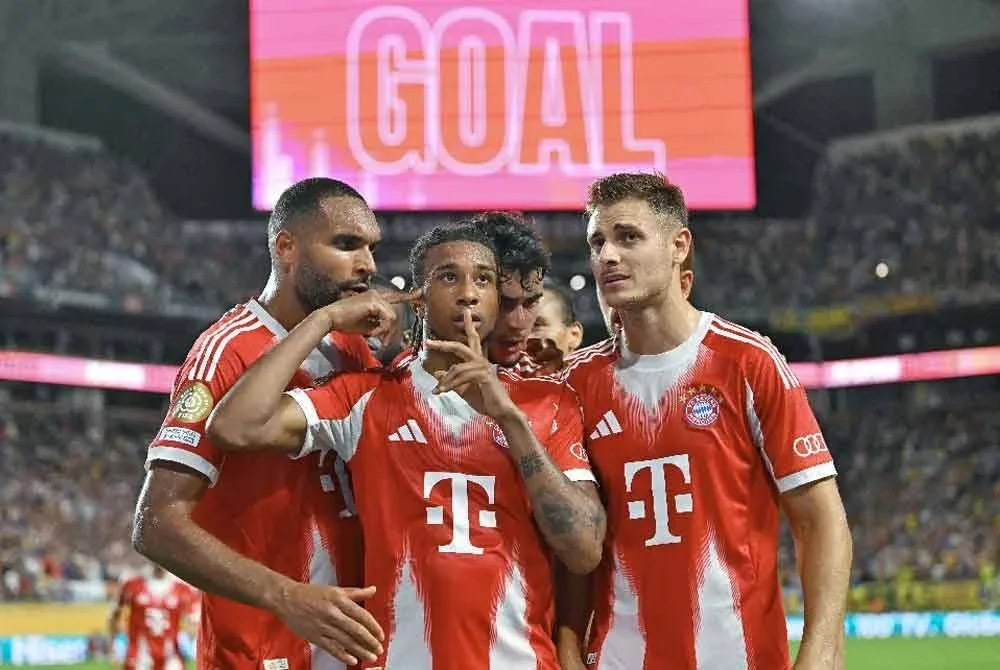 Olise (tengah) meraikan jaringan kedua Bayern Munich ketika berdepan Boca Juniors dalam aksi Kumpulan C Piala Kelab Dunia FIFA di Miami. FOTO: AFP