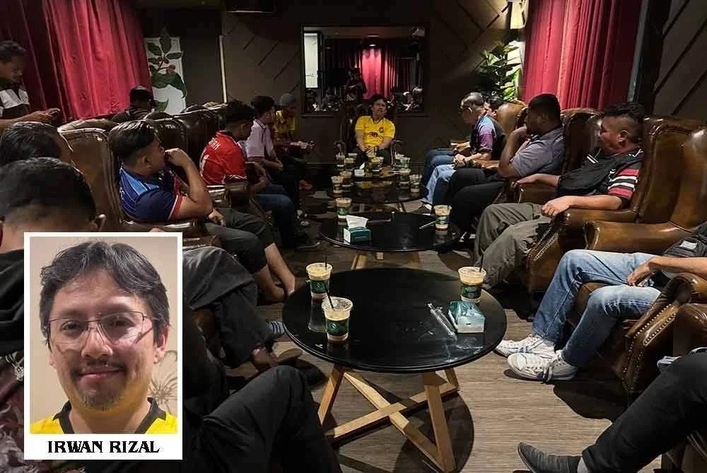 Irwan Rizal (tengah) yang mengadakan sesi perjumpaan dengan kelab penyokong.
FOTO SINAR HARIAN - ADILA SHARINNI WAHID