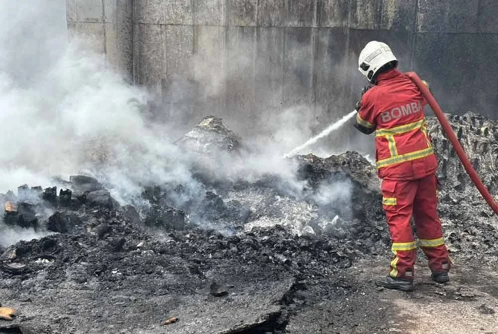 Sehingga jam 3 petang, operasi memadam kebakaran masih belum selesai sepenuhnya dan masih terdapat api pada sebahagian longgokan barang plastik