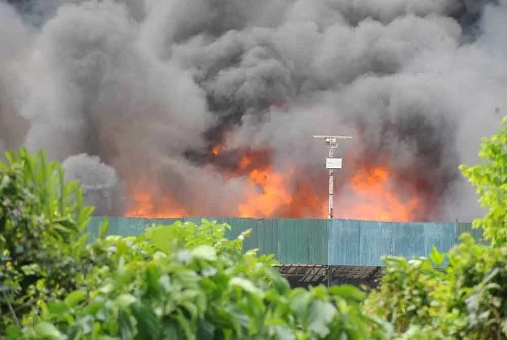 Api kelihatan marak membakar stor penyimpanan bahan kimia berkenaan.