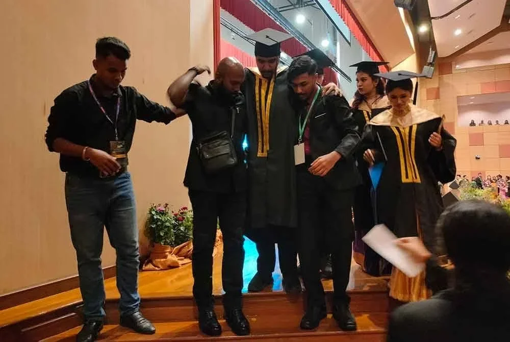 Devaa terpaksa dipapah akibat tidak mampu bergerak sendiri ketika naik dan turun tangga.