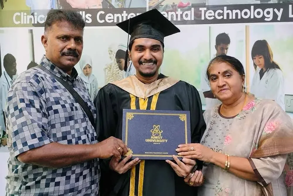 Devaa bersama kedua ibu bapanya.