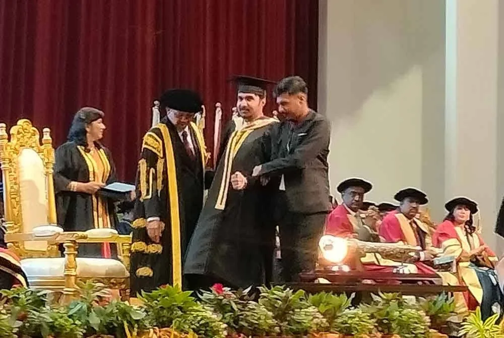 Devaa ketika menerima skrol pada Majlis Konvokesyen Kali-16 Aimst University pada Sabtu.