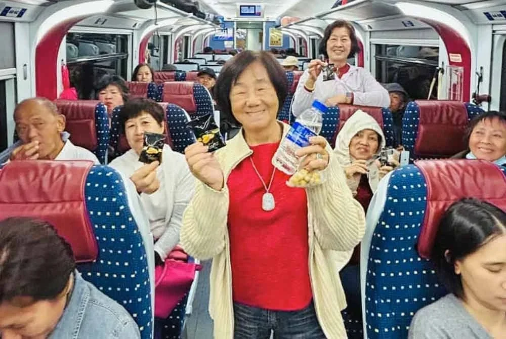 Penumpang terjejas menunjukkan makanan dan minuman yang diterima.