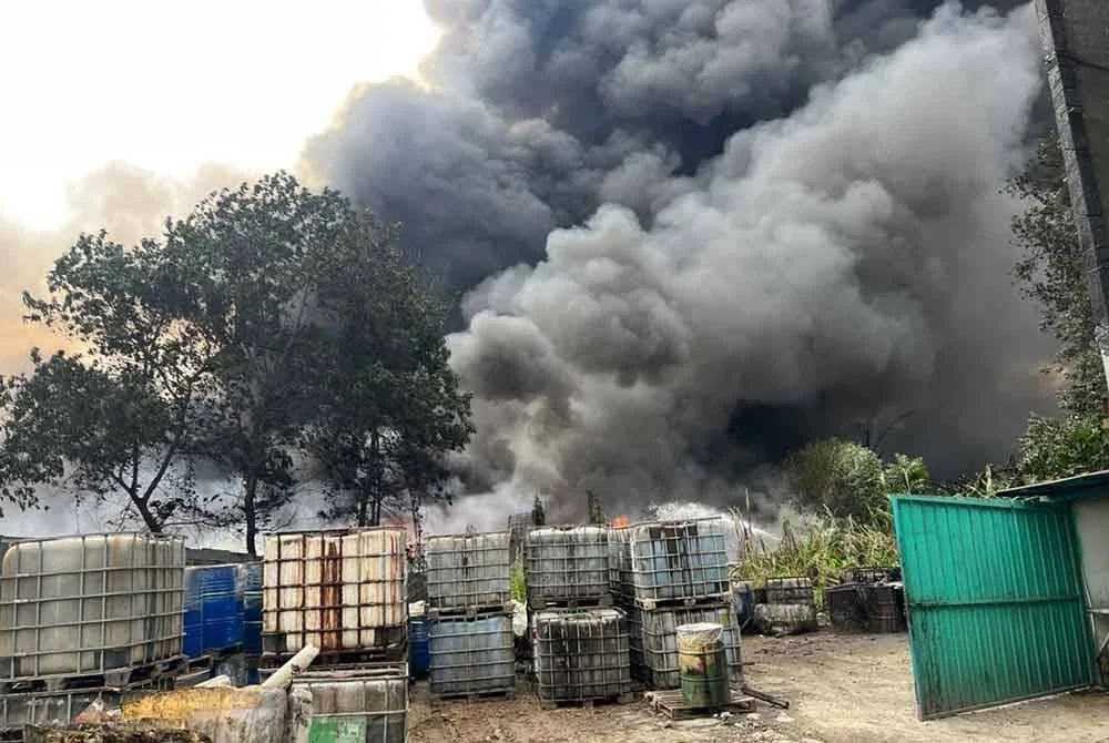 Asap tebal dari kawasan kebakaran.