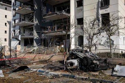 Keadaan kemusnahan di tapak serangan peluru berpandu Iran di kawasan perumahan di Beersheba di selatan Israel pada 20 Jun 2025 - Foto: AFP