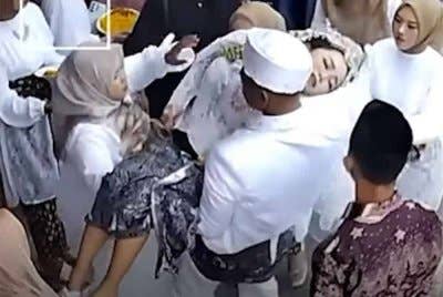 Wiwin menangis teresak-esak sehingga pengsan selepas melihat dekorasi majlis perkahwinannya yang didakwa buruk dan tidak siap.